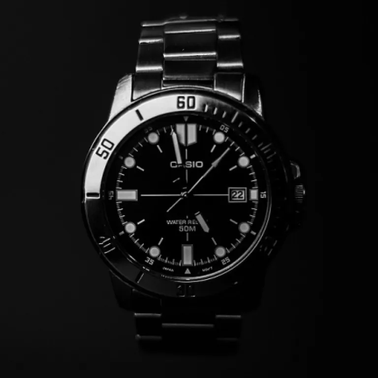 Pourquoi choisir une montre homme orange pour affirmer son style