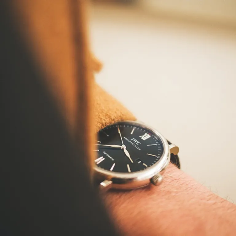 Montre bracelet en métal pour homme : élégance contemporaine au poignet