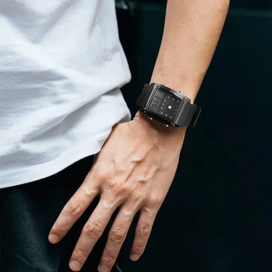 Montre de sport pour homme à cadran rectangulaire avec rétroéclairage LED 7 couleurs en option Alarme Chronomètre 12/24h Bracelet en caoutchouc Noir